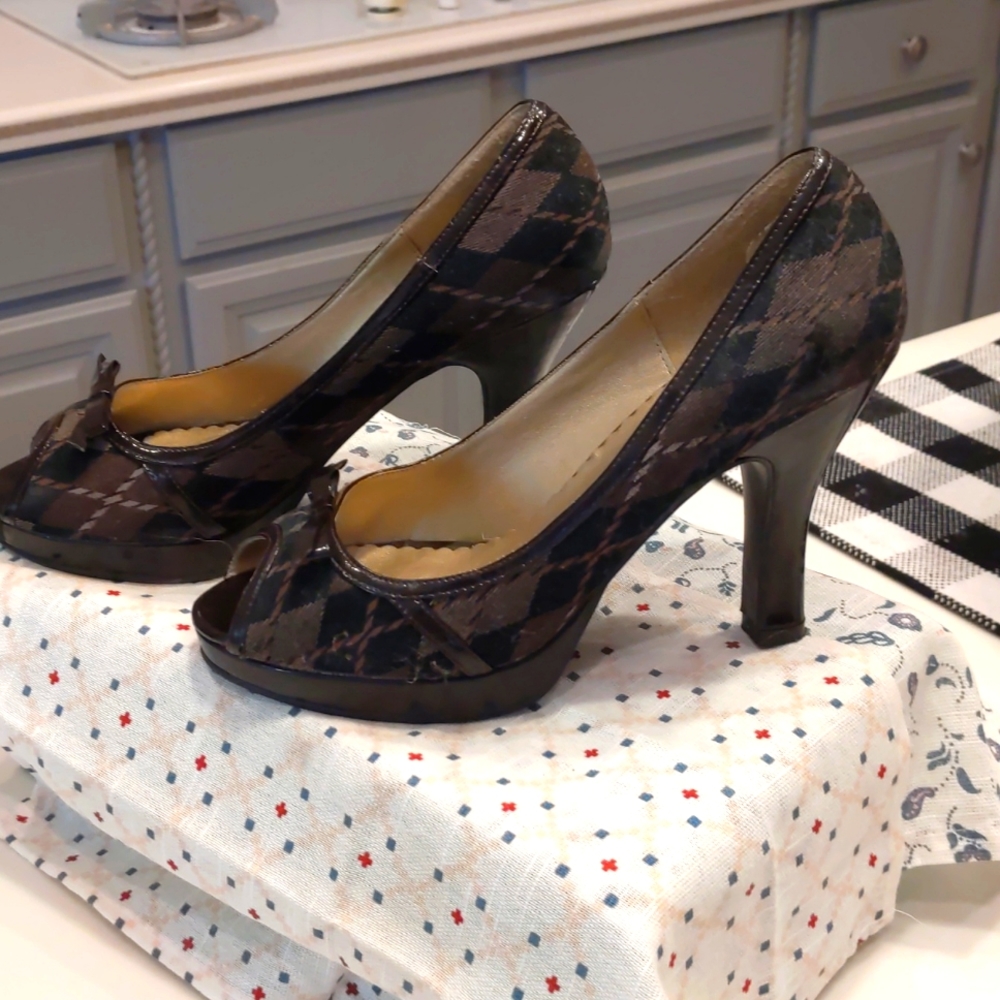 Cute peek toe pumps